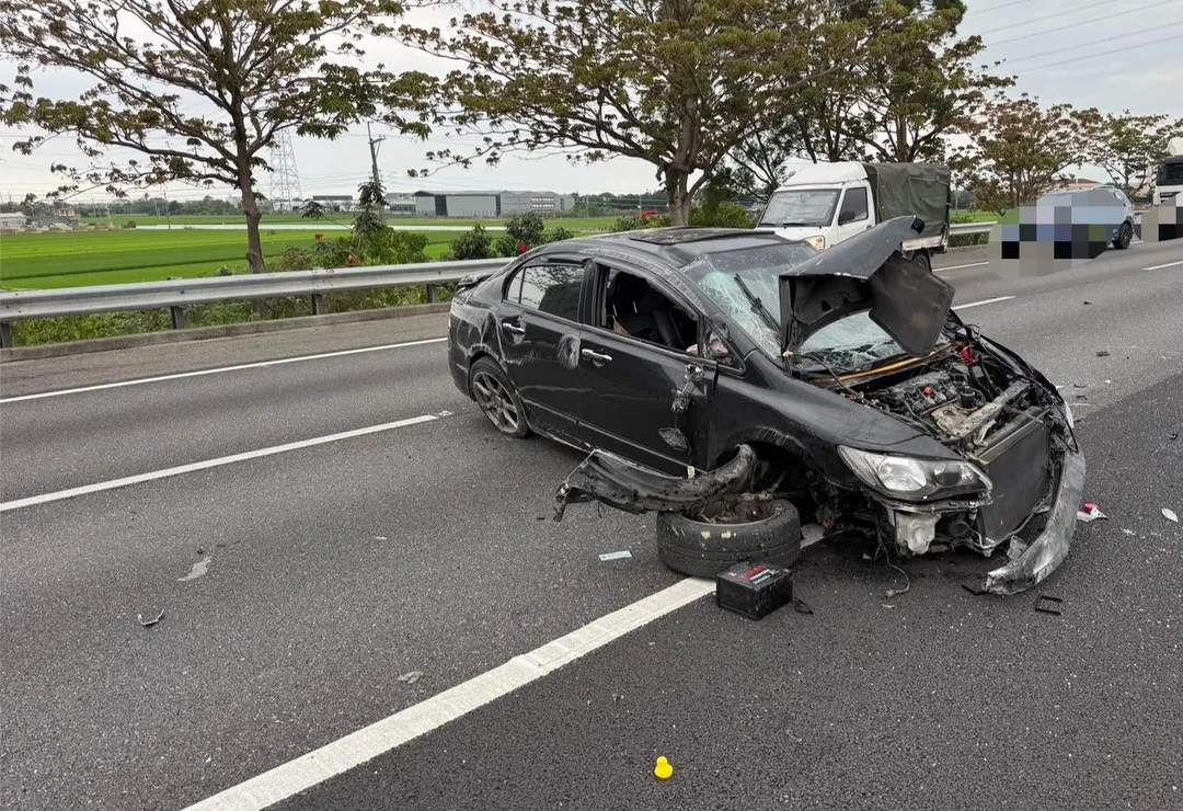 該起事故撞擊力道大，黑色轎車車頭幾乎全毀。（圖／警方提供）
