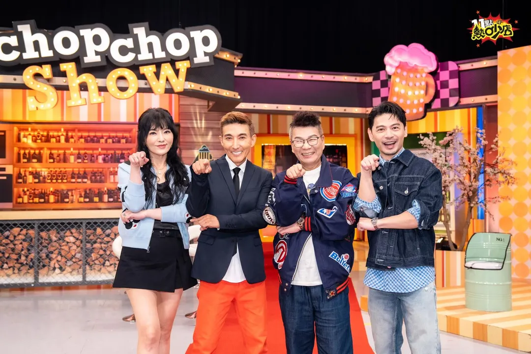 唐綺陽(左起)、潘若迪、沈玉琳與阿Ken一起比出沈玉琳招牌動作。(圖/TVBS提供)