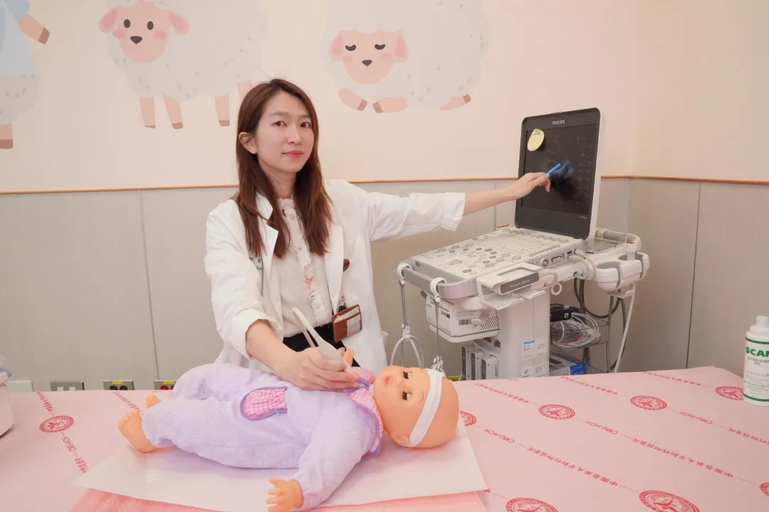曾思穎強調，幼兒若高燒持續4至5天以上，即使症狀類似腸胃炎，也應留意眼睛紅、嘴唇紅或紅疹等變化，及早就醫以降低心臟併發症風險。(圖/中醫大新竹附醫)