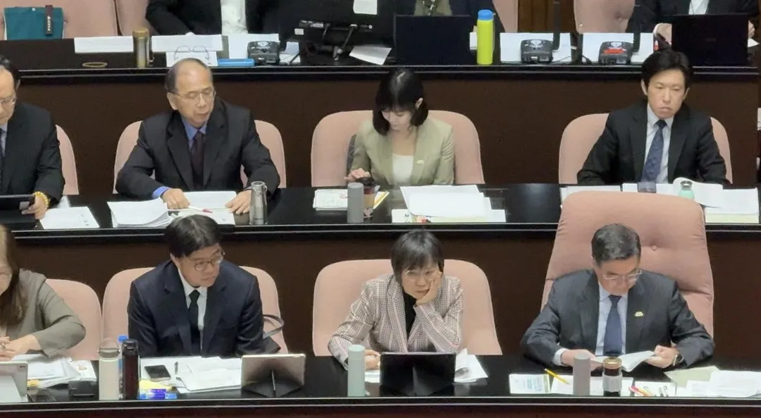 行政院長卓榮泰被發現在台下翻書閱讀。（圖／陳智菡臉書）