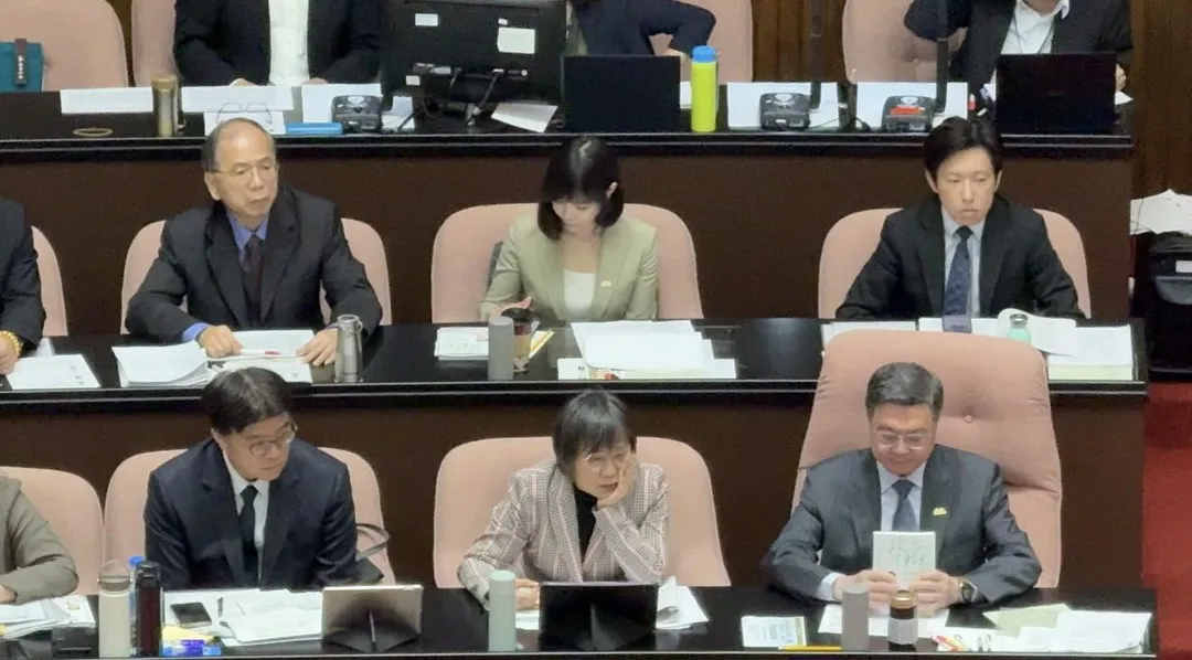 民眾黨立院黨團主任陳智菡抓包卓揆當時正在拜讀綠委鍾佳濱的新書《政治可以很輕鬆》。（圖／陳智菡臉書）