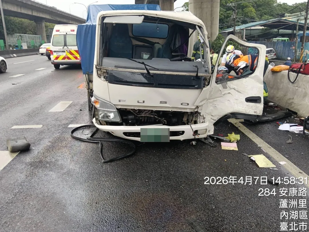 車禍現場，地上相當濕滑。（圖／警方提供）