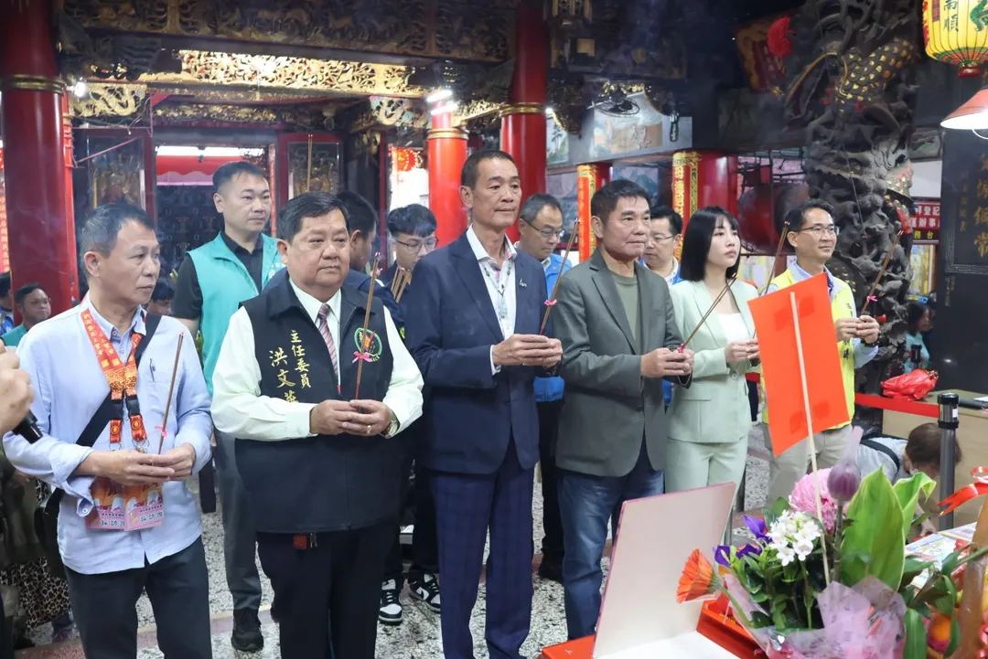 苗栗縣長鍾東錦、拱天宮主委洪文華、北港朝天宮董事長蔡咏鍀、通霄鎮長張可欣等人，先行入廟向媽祖娘娘祈求活動順利。（圖／苗栗縣政府提供）