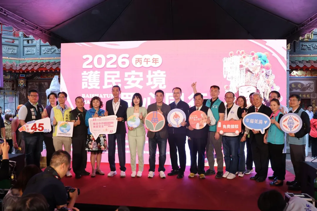 2026白沙屯拱天宮媽祖徒步進香活動將於4月12日深夜登轎啟程，今年吸引超過45萬名香燈腳報名參加，創下歷史新高。4月7日，苗栗縣長鍾東錦、拱天宮主委洪文華、北港朝天宮董事長蔡咏鍀共同出席記者會。（圖／苗栗縣政府提供）