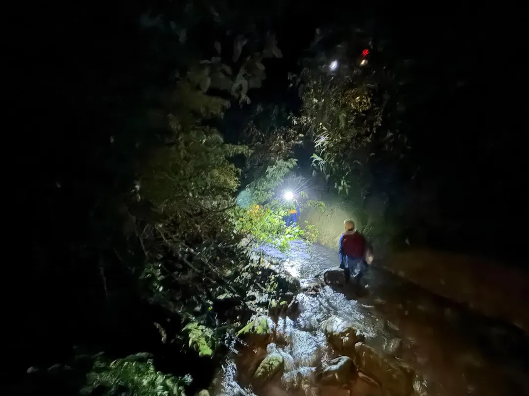 警方隨即通知苗栗縣消防局獅潭分隊協助搜尋，消防分隊派出兩輛車及四人隊伍進入山區搜救。（圖／栗縣政府消防局第五救災救護大隊提供）