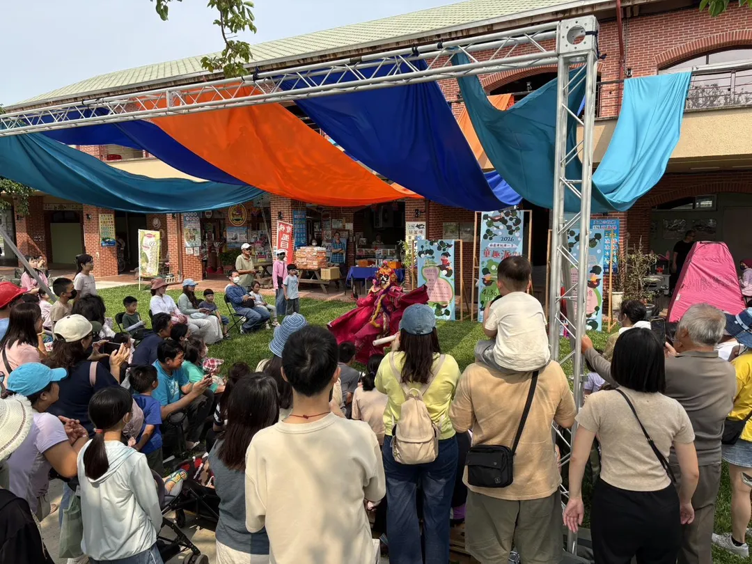 兒童節與清明節4天連假期間,台南市全市景點累計吸引超過169萬人次造訪,其中老街與商圈合計湧入127萬人潮,即便假期間偶有間歇春雨,仍未影響遊客前往的熱情。(圖/台南市政府觀光旅遊局)