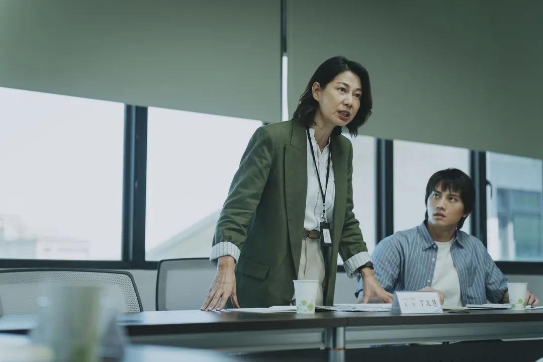 《失樂園》揭育幼院偏見，社工被質疑「除了領高薪什麼都不會」，丁寧憤怒回應。（圖／「冬候鳥電影」 、「文策院」提供）