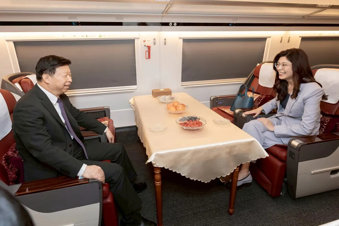 鄭麗文和宋濤一同搭乘高鐵前往南京，兩人在車上面對面談話。（圖／國民黨提供）