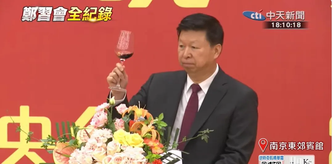 宋濤致詞完畢後舉杯向在場所有人致意。(圖/中天新聞)