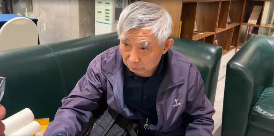 大陸一名76歲楊姓老翁專程從山東濟南搭夜車來到南京。(圖/中天新聞)