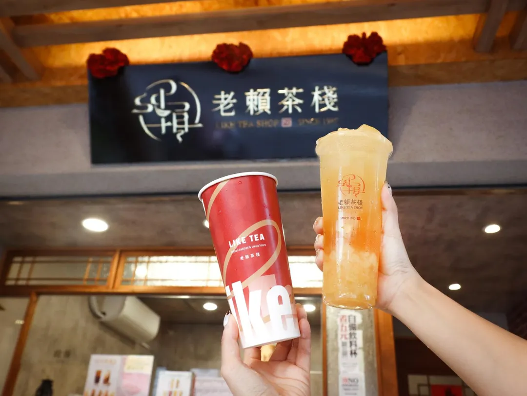 老賴茶棧嚴選韓國進口富士蘋果，打造「蘋實粒爆紅」的清脆體驗，4/7起全台開炸果香旋風。(圖/老賴茶棧提供)