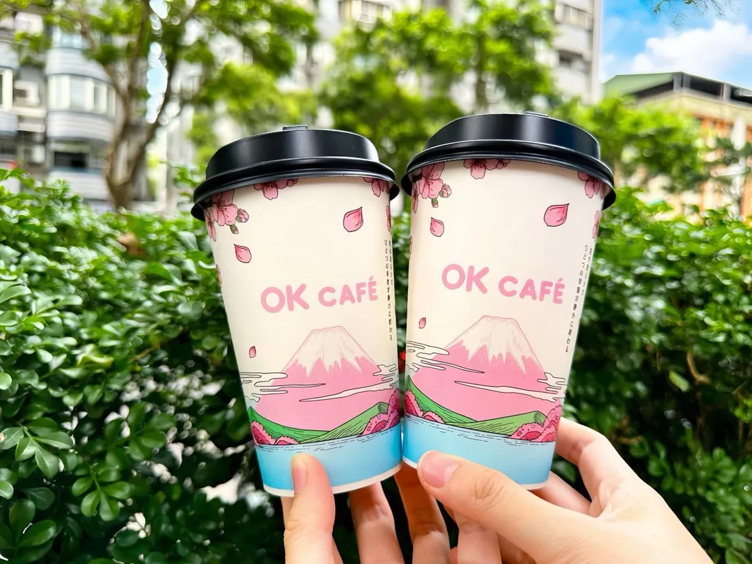 OKCAFE同步推出春季限定「櫻花富士山」杯。（圖／OKmart）