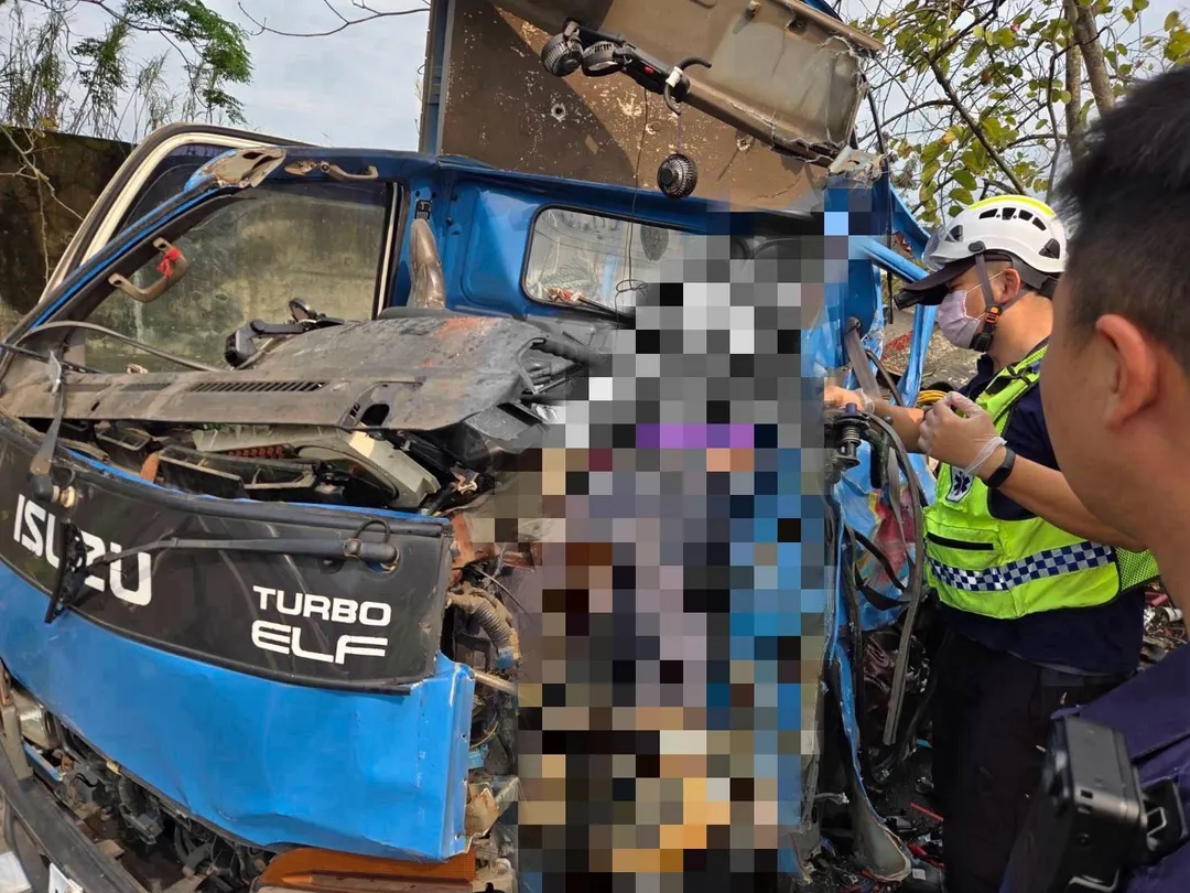 楊姓小貨車駕駛被救出時已經沒有生命跡象，送醫搶救仍宣告不治。（圖／中天新聞）