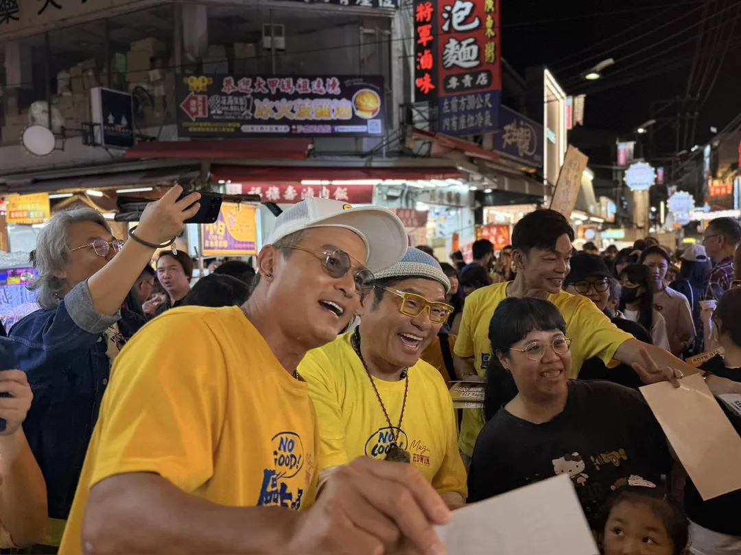 劇組前往台中逢甲夜市，李銘順（左起）、許效舜、李國煌親切發電影傳單。（圖／萬騰文化創意 提供）
