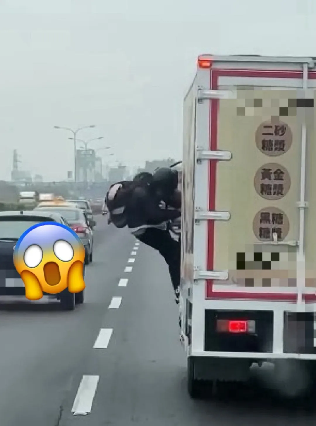 張男騎車逆向到一半，竟然棄車攀上一輛貨車跟司機拉扯。（圖／翻攝爆廢公社）