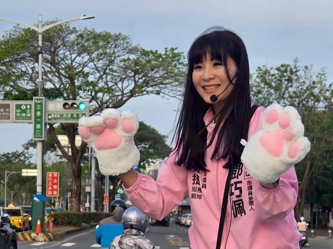 高雄市議員參選人鄧巧佩競選海報遭破壞(攝自鄧巧佩臉書)