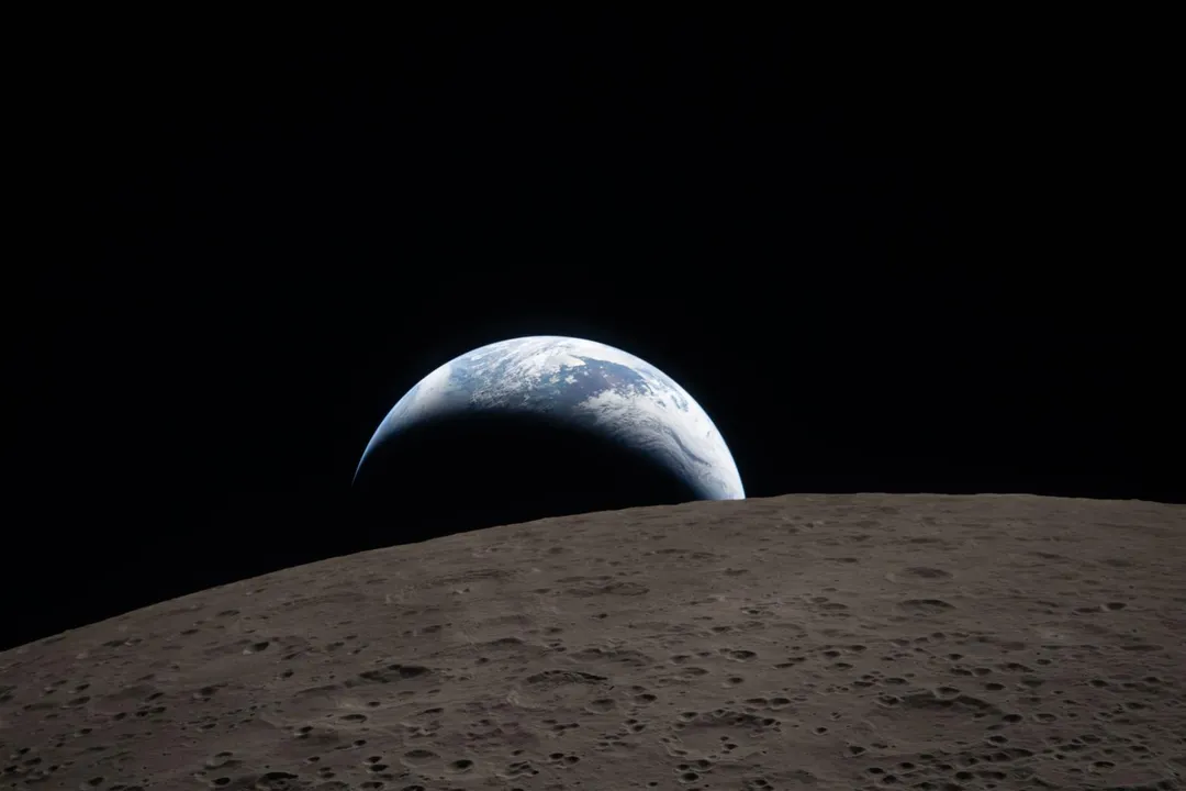 這是第一張從月球背面拍攝的任務照片。(圖/NASA)