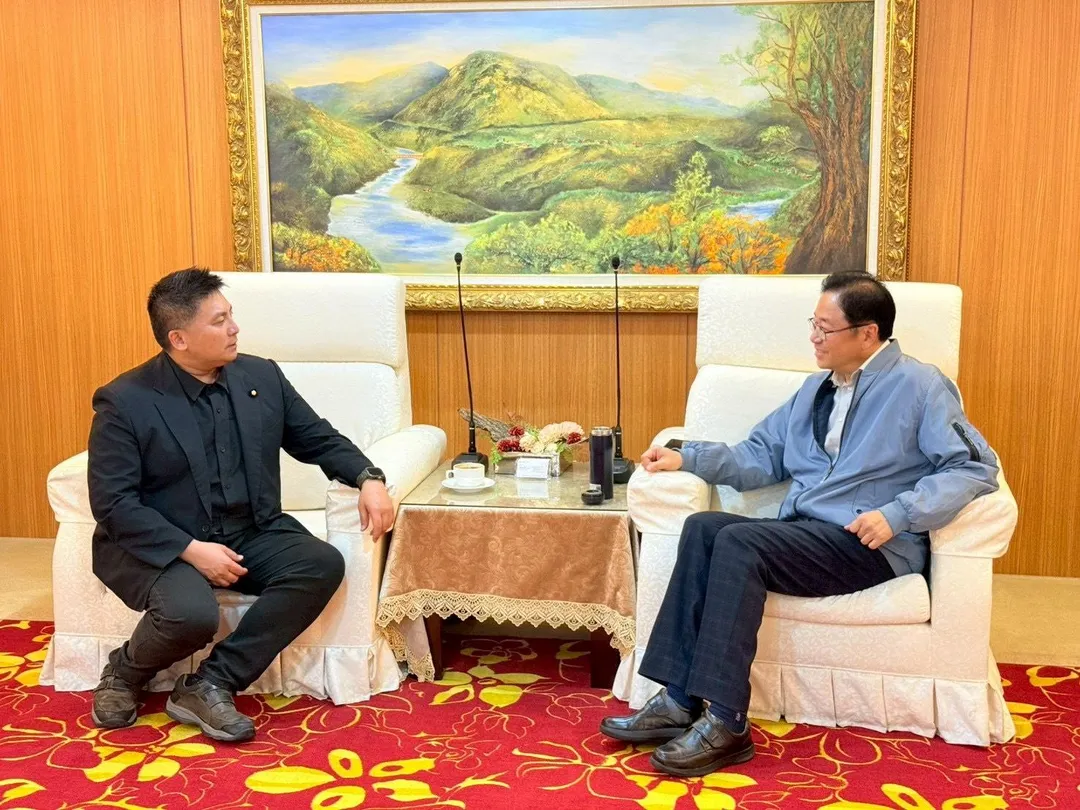 吳宗憲與張善政就區域治理與跨縣市合作進行交流。(圖/吳宗憲競選辦公室提供)