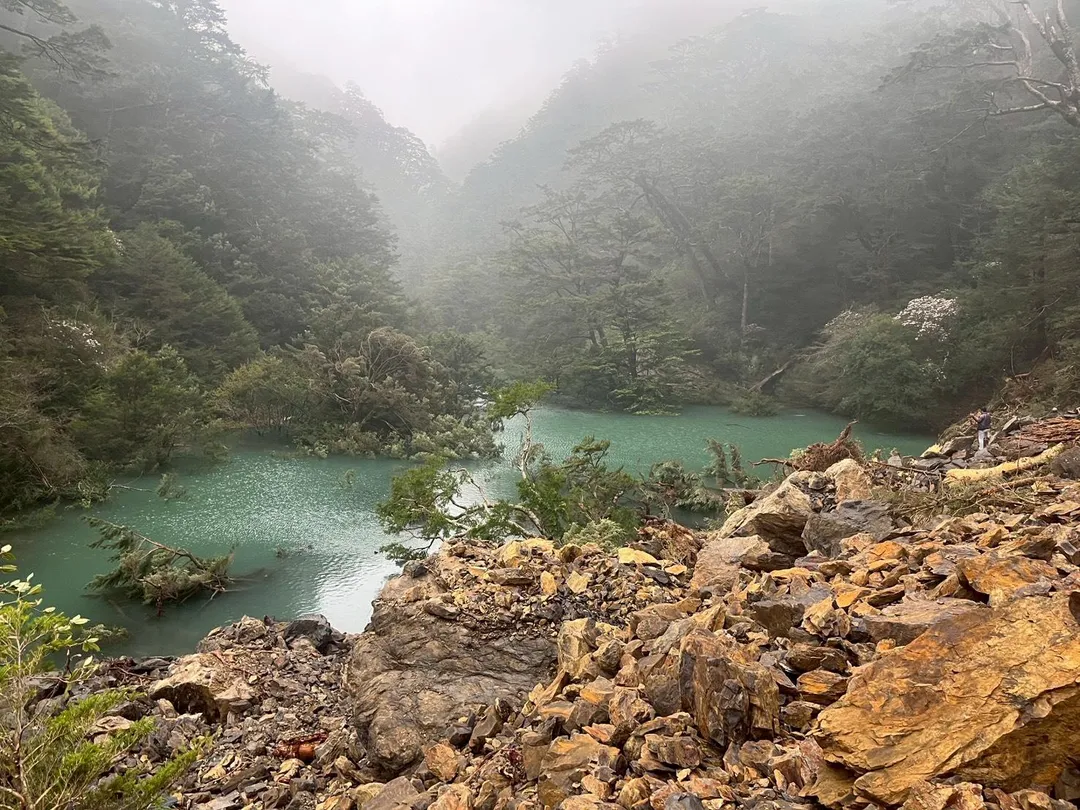 合歡溪步道約3.5公里處,因強降雨引發邊坡崩塌,一座新生堰塞湖形成。(圖/林保署台中分署提供)