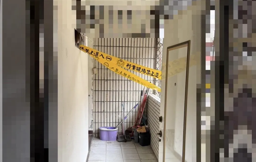 男子陳屍住處警方封鎖現場進行採證。(圖/翻攝畫面)