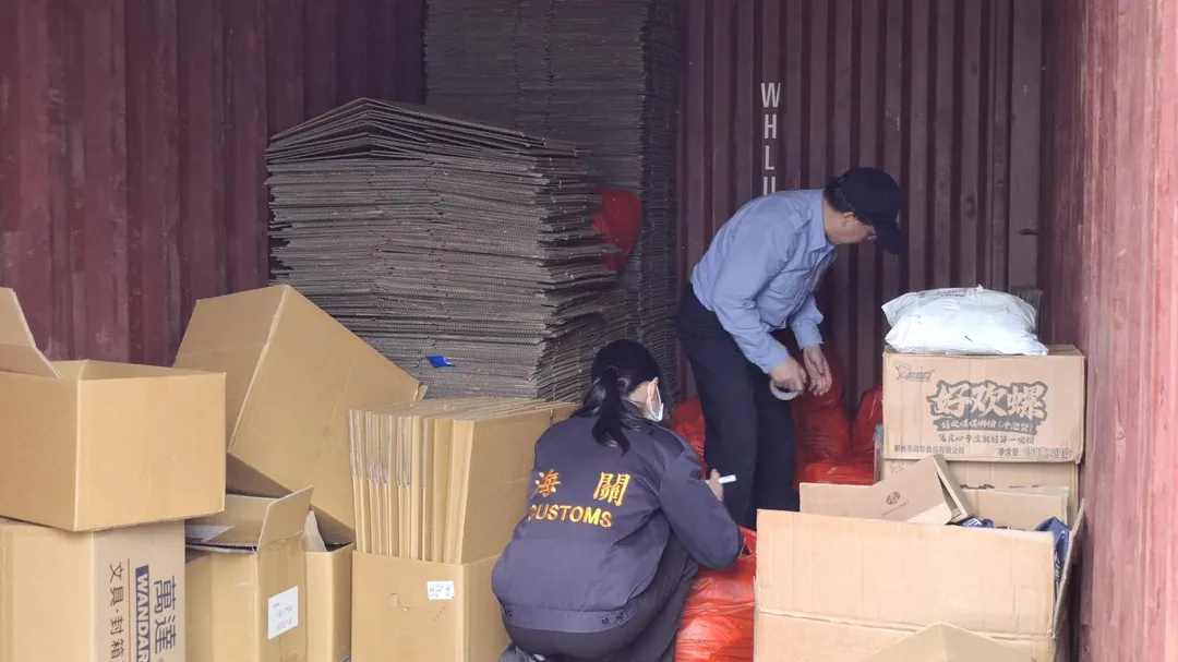 高雄海關在金門縣金城鎮1處倉庫查獲大批乾香菇、螺螄粉與米粉等走私陸製食品。(圖/財政部關務署高雄關提供)