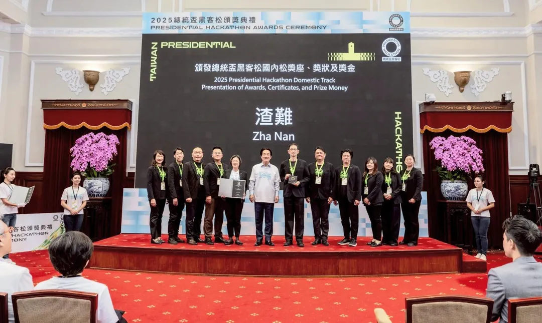 不僅在國際體壇展現實力，興采於永續創新領域亦傳出捷報。由興采參與及支持的「渣難」團隊，日前在環境部舉辦的「第八屆總統盃黑客松」中，以《渣難的華麗轉身》提案榮獲最高榮譽「卓越團隊獎」，成為眾多提案中脫穎而出的前5名優秀團隊之一，並由總統親自頒獎。（圖／興采集團提供）