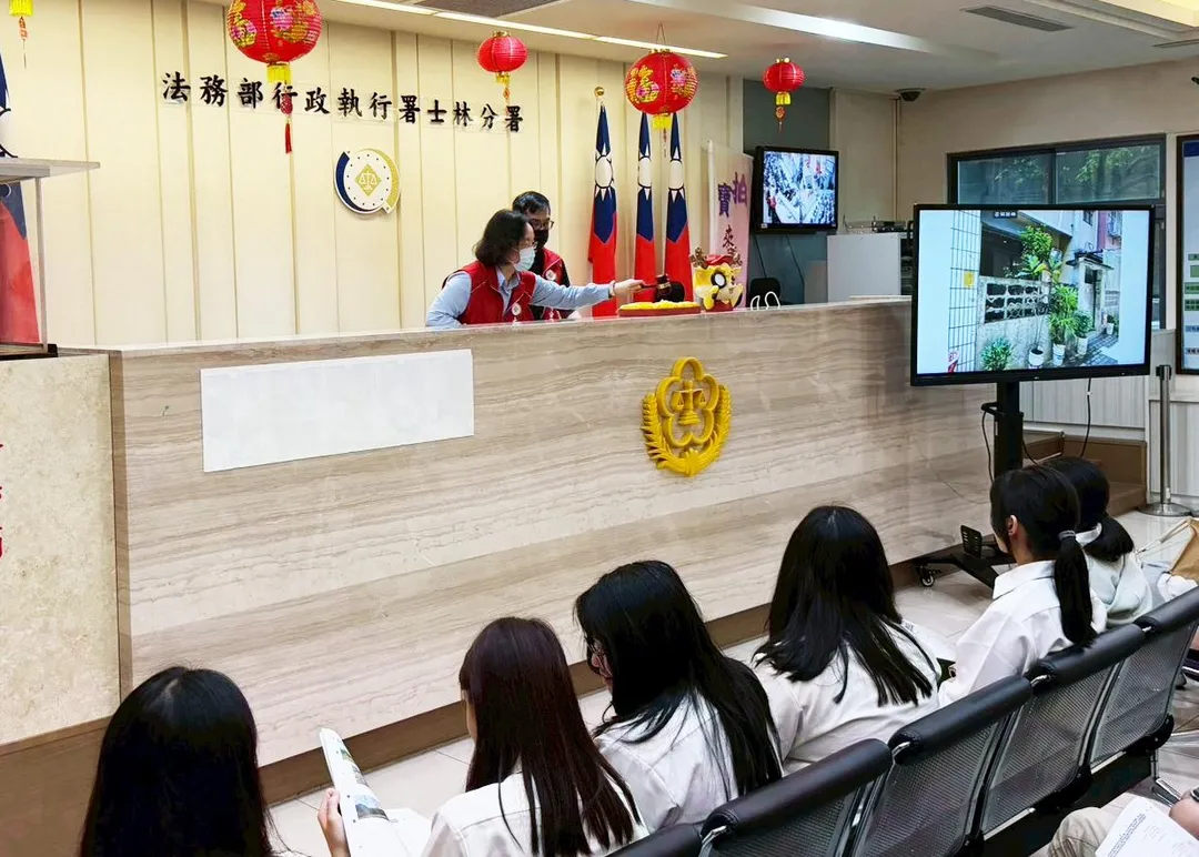 透過角色扮演與實際體驗，原本抽象的法律程序轉化為具體易懂的實體拍賣情境。（圖／法務部行政執行署士林分署）