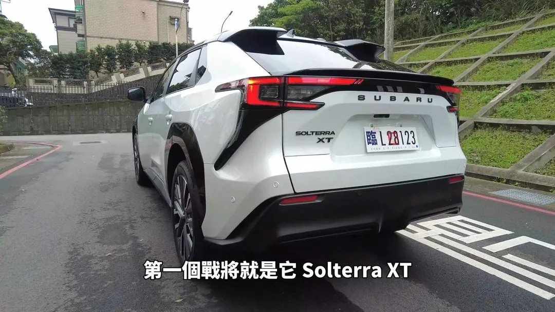中天車享家朱朱哥來聊車，這次為您帶來的內容，聚焦Subaru最新改款電動SUV——Subaru Solterra XT。（圖／中天新聞）