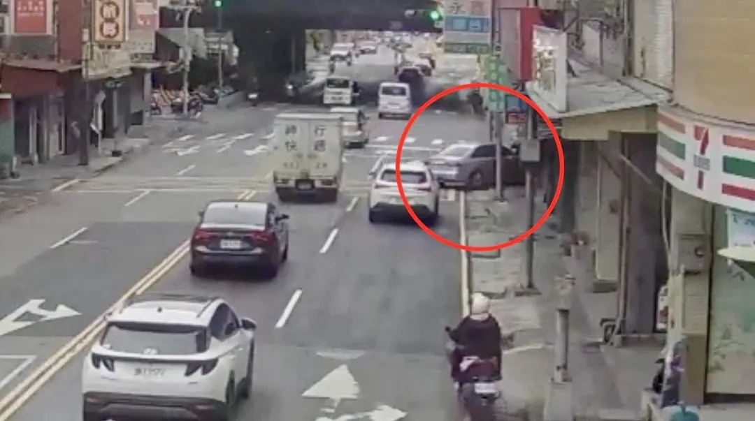 男子駕駛奧迪轎車衝撞店面。(圖/翻攝畫面)