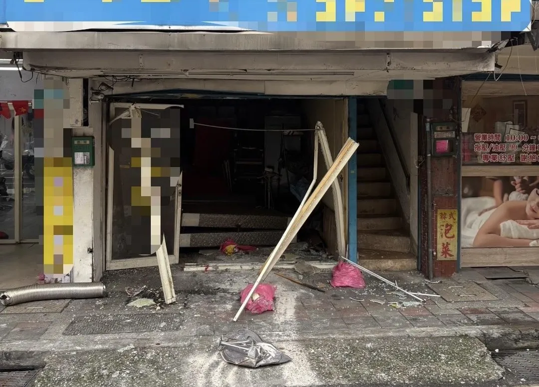 租賃公司大門被撞爛。(圖/翻攝畫面)