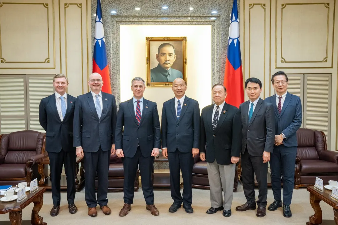 韓國瑜偕同跨黨派立委與美國參議員訪團合影。(圖/立法院提供)