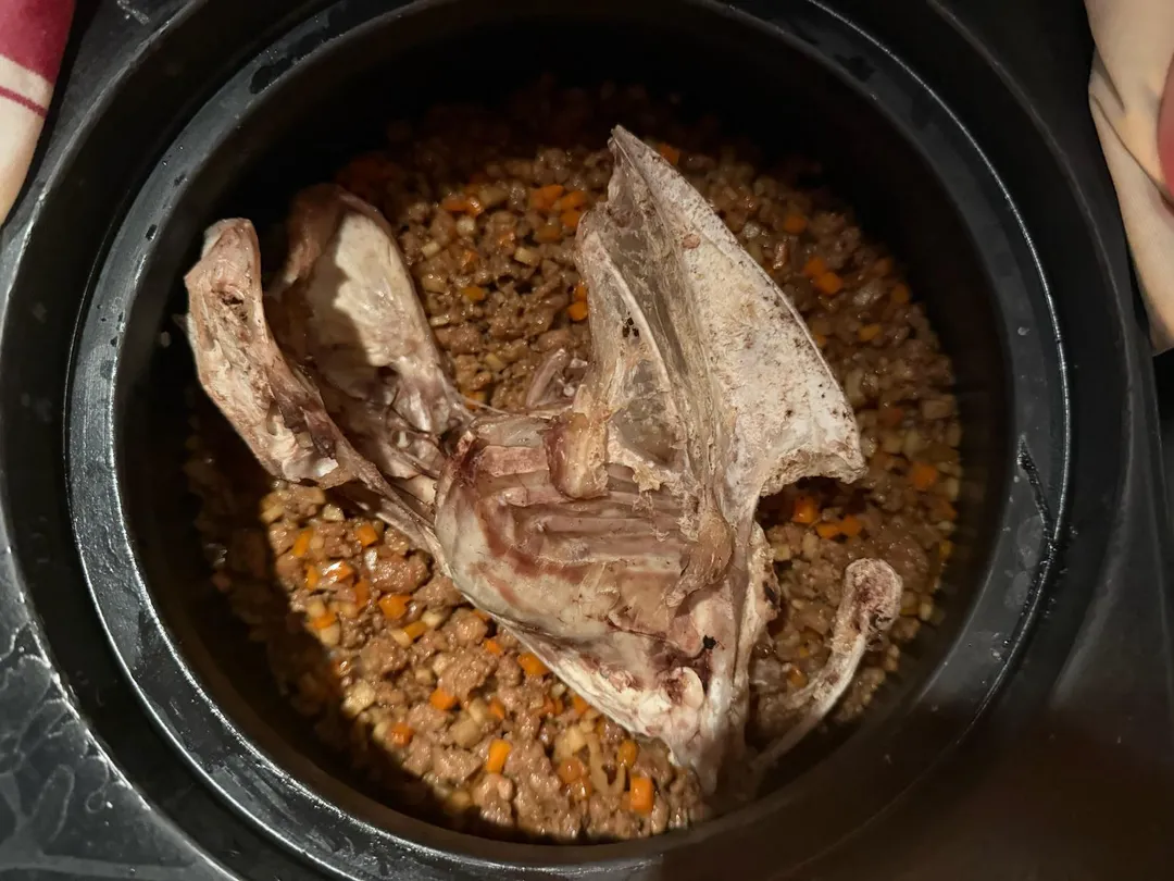 有雞架子的炊飯。（圖／黃宏輝提供）