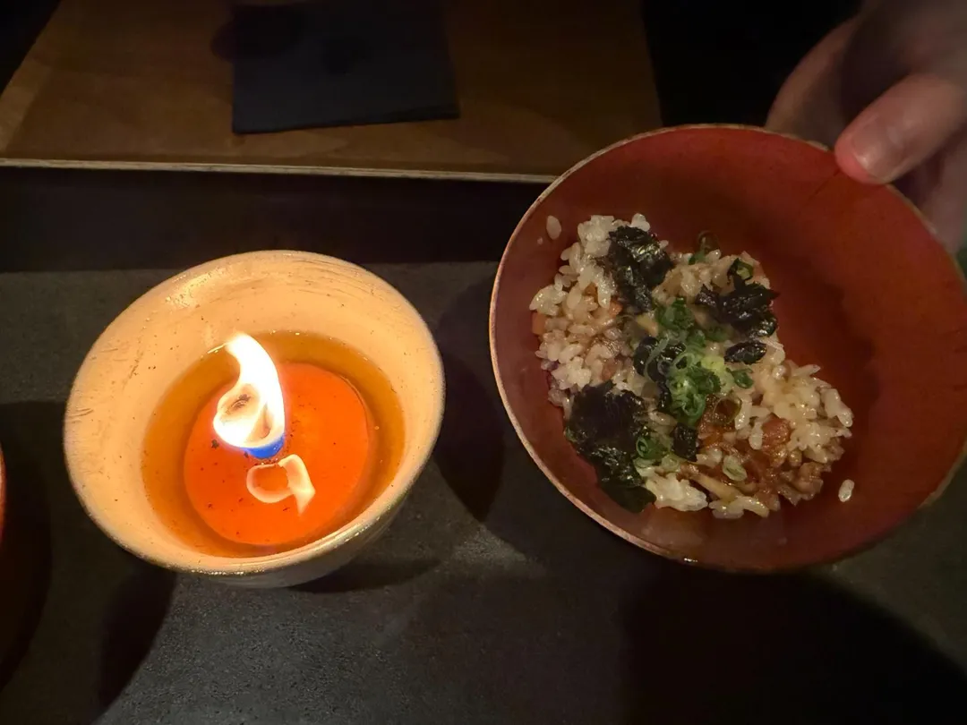 燭台油淋入釜飯。（圖／黃宏輝提供）