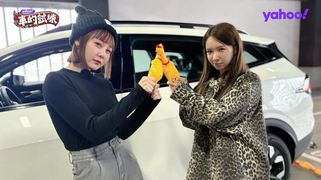 畇二(左)近日與禾羽(右)PK開車技術。(圖/《Yahoo車的試煉》提供)