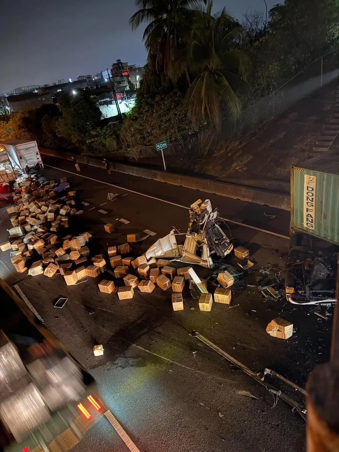 大量紙箱散落一地。(圖／台南道路救援張家班授權提供，下同)