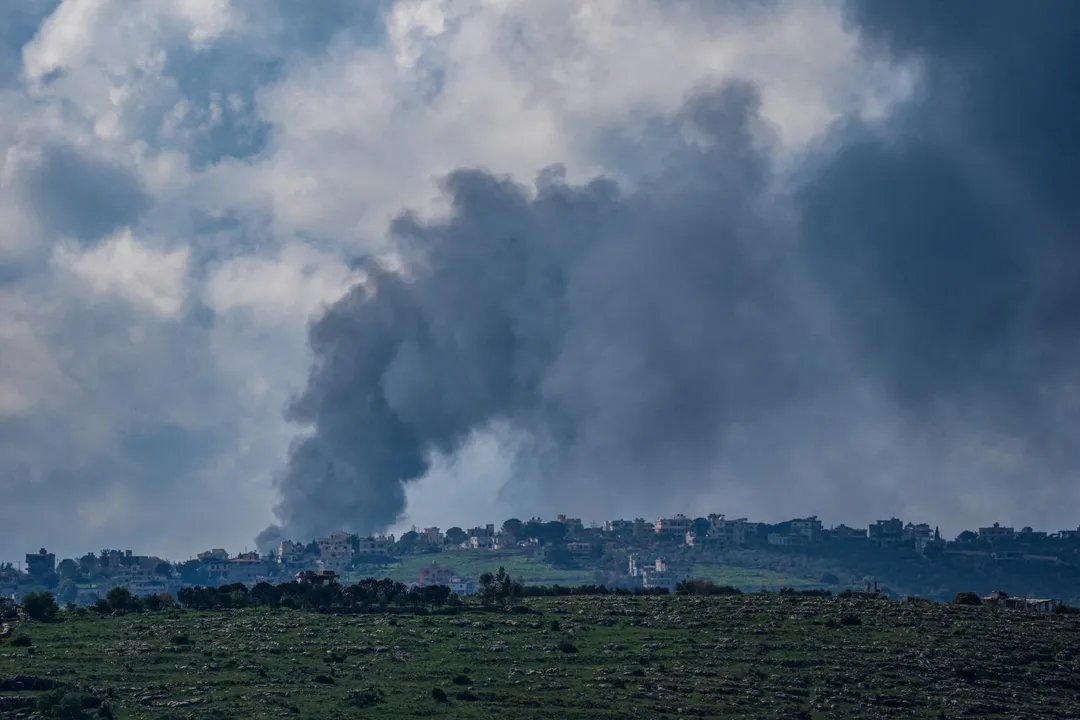 4月8日，以色列對黎巴嫩南部賓特朱拜勒（Bint Jbeil）發動空襲後冒出濃煙。（圖／路透社）