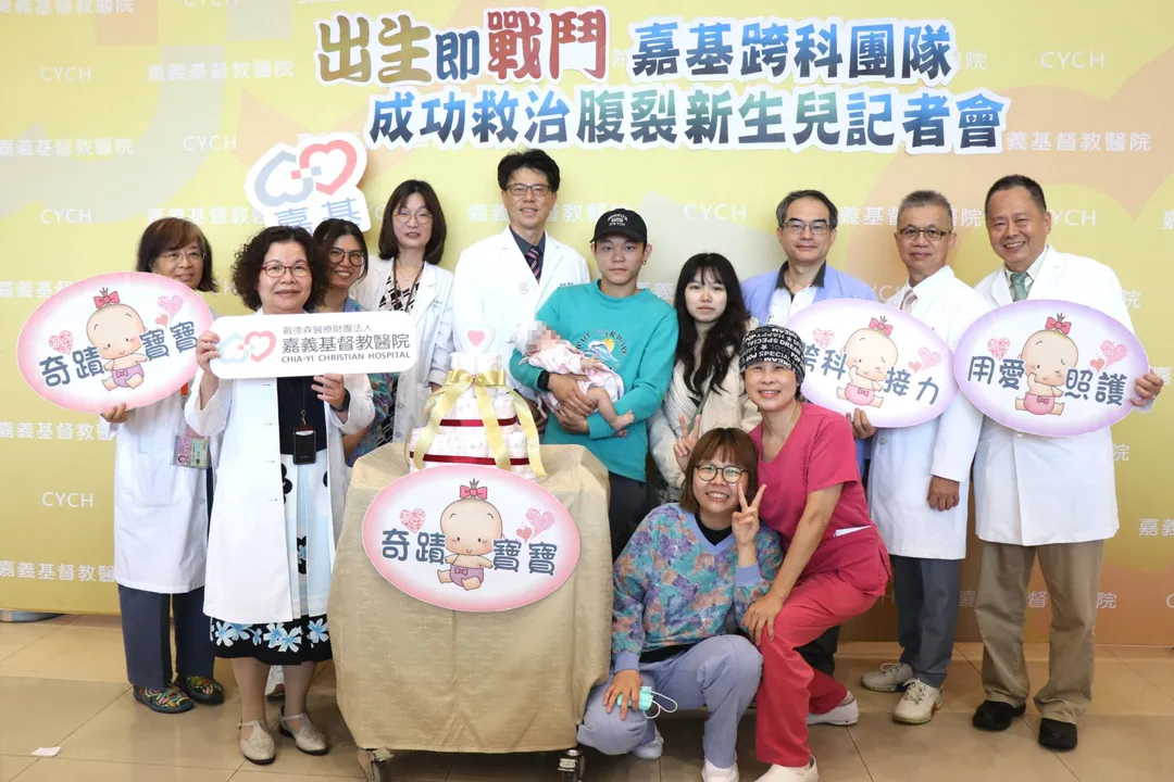 嘉基團隊製作尿布蛋糕祝福寶寶平安健康。（圖／嘉義基督教醫院）