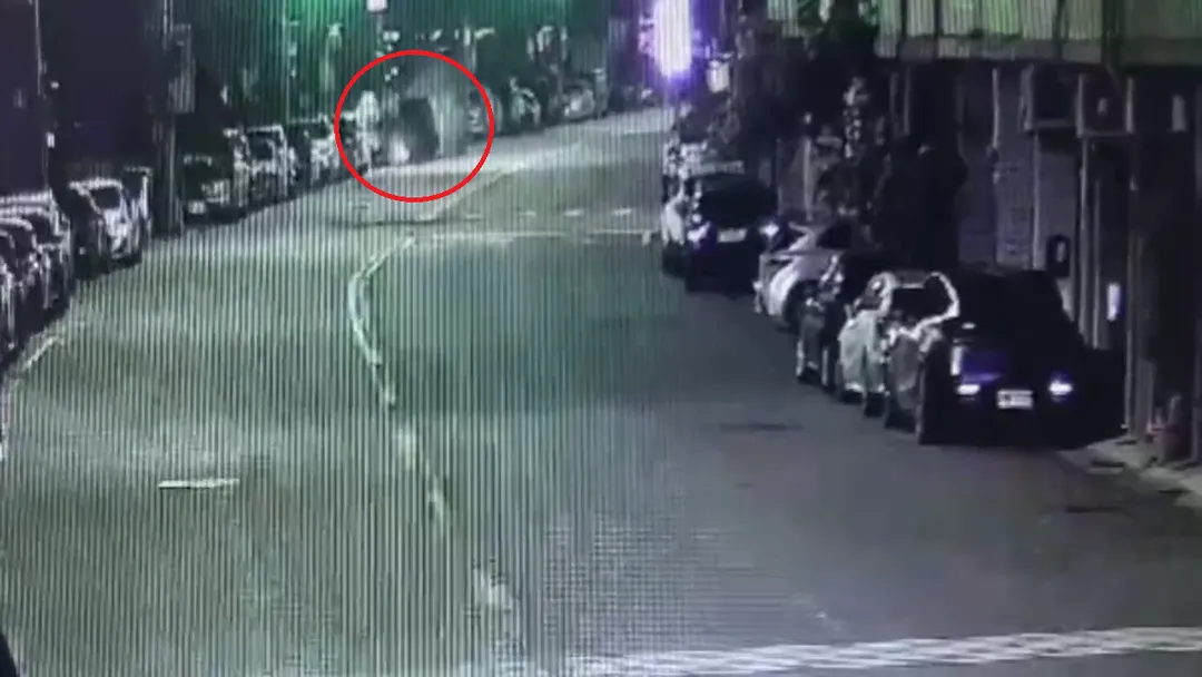 監視器畫面中可見，小貨車過彎時不受控的往右邊撞上去。（圖／中天新聞）