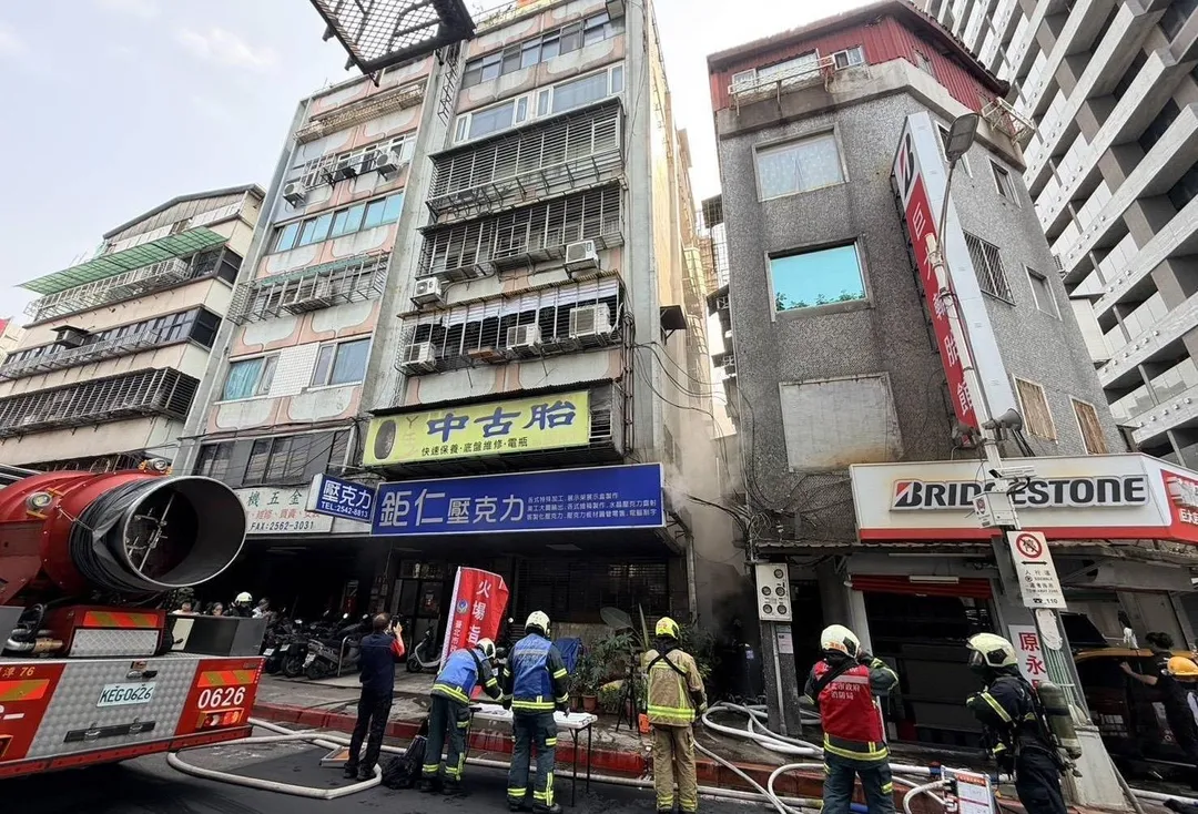 北市中山區一間壓克力行地下室發生火警。（圖／翻攝畫面）