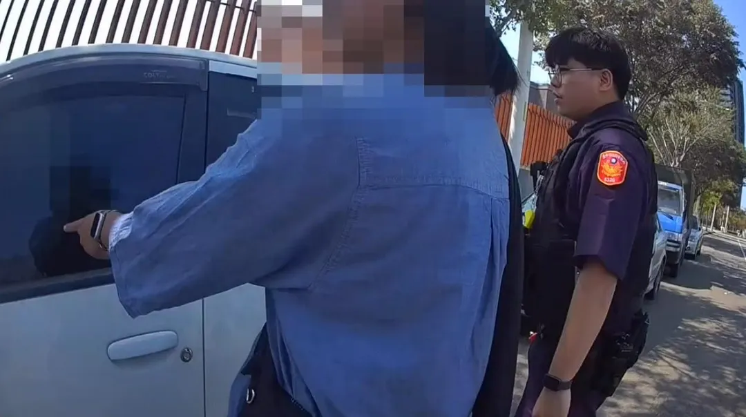 3月25日下午1點47分許，四十歲的顏姓女子將車輛停放在北屯區旱溪西路旁的停車格內，準備為女兒更換尿布，不料車門自動關上並上鎖。（圖／警方提供）