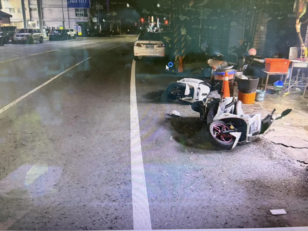 高雄市警方日前偵破一起毒駕肇事逃逸案件，56歲吳姓男子駕車在鳳山區經武路連續撞擊路邊停放的汽機車後逃逸，還險些撞到路旁抱著9個月大嬰兒的民眾。（圖／警方提供）