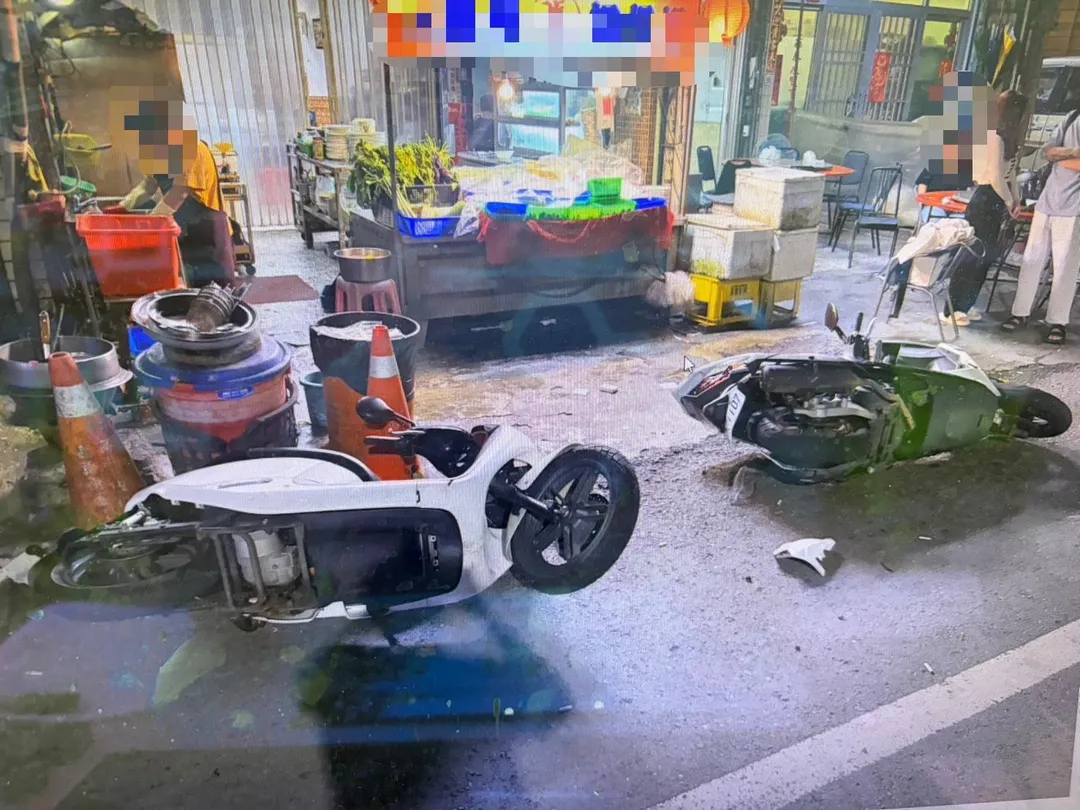 經初步調查，肇事車輛為一輛白色自小客車，撞擊路旁停放之汽、機車，造成兩部機車及一輛自小客車受損。（圖／警方提供）