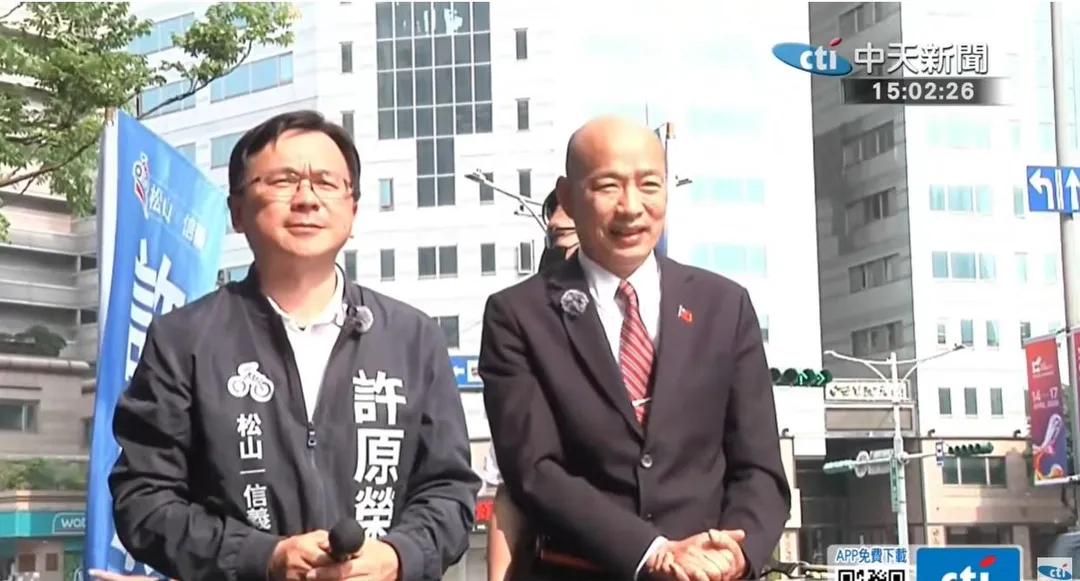 立法院長韓國瑜陪同子弟兵許原榮車掃。(圖/中天新聞)