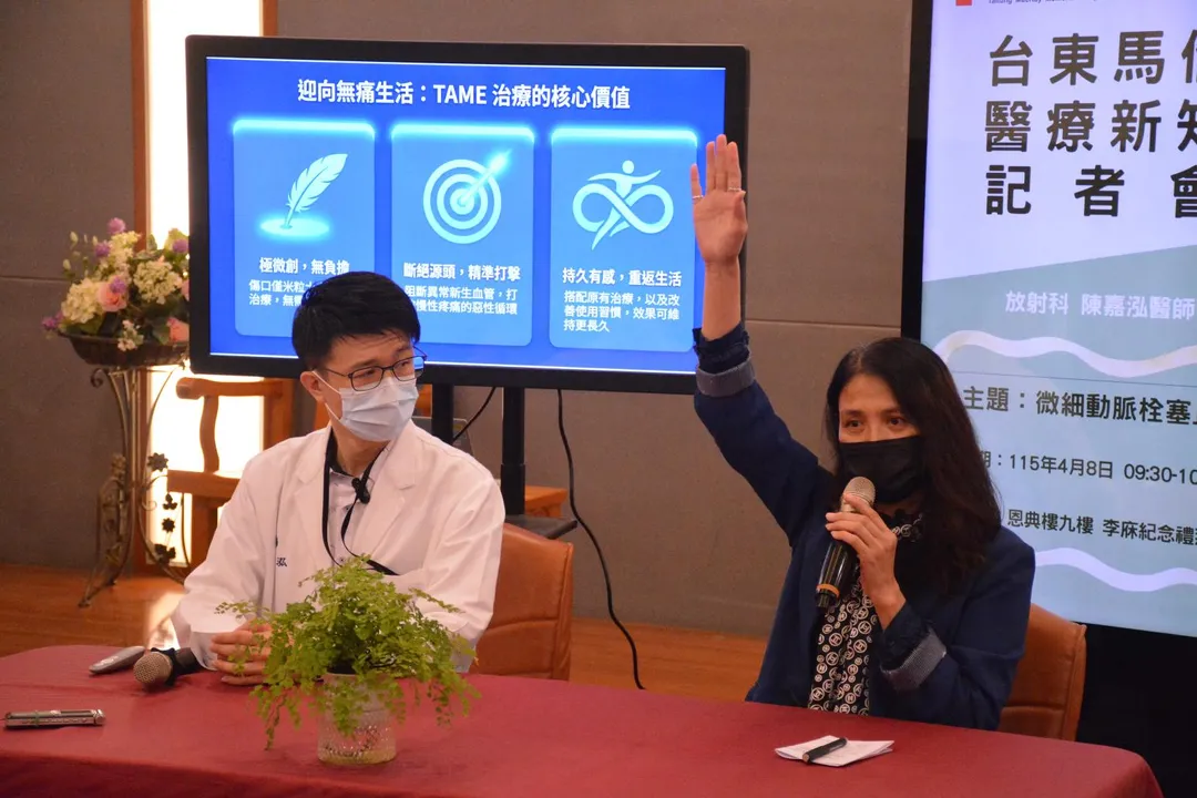 深受50肩困擾的安塑國小吳校長，很開心分享她的手臂已可舉高了。（圖／台東馬偕醫院）