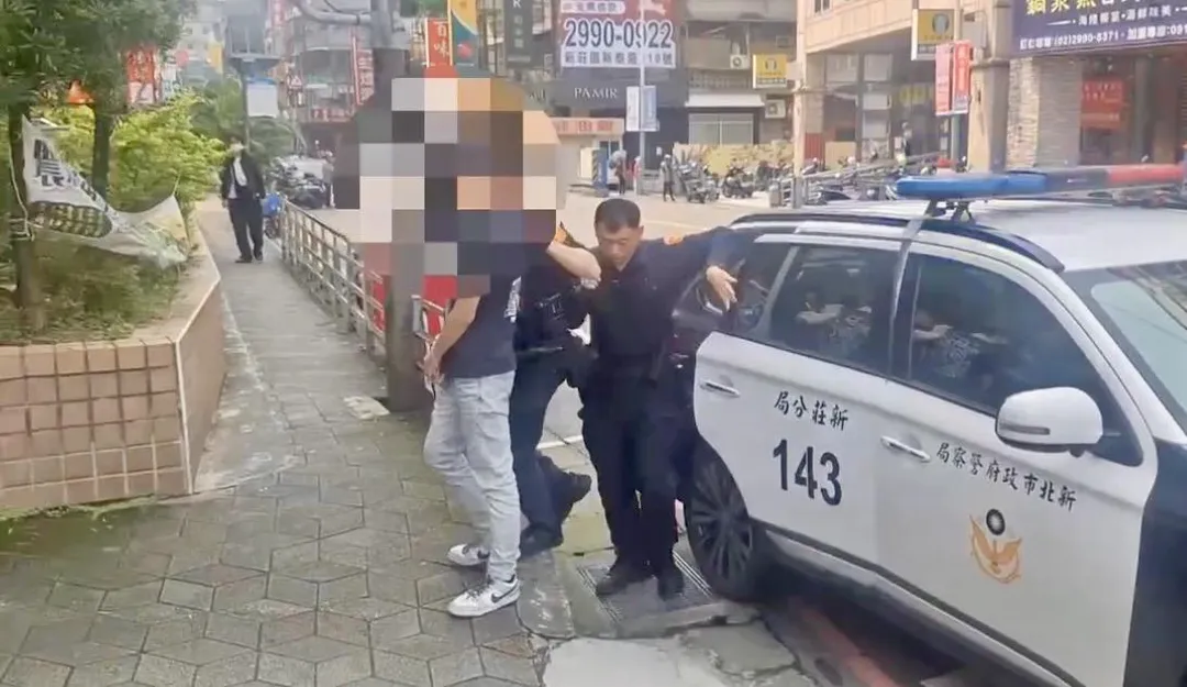 警方將男子逮捕帶回偵訊。（圖／翻攝畫面）