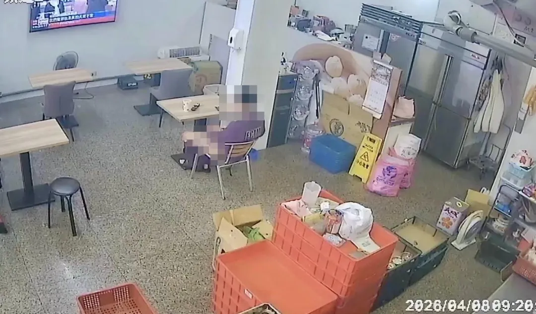 男子在早餐店脫褲猥褻被監視器拍下。（圖／翻攝自臉書「愛新莊我是新莊人」）