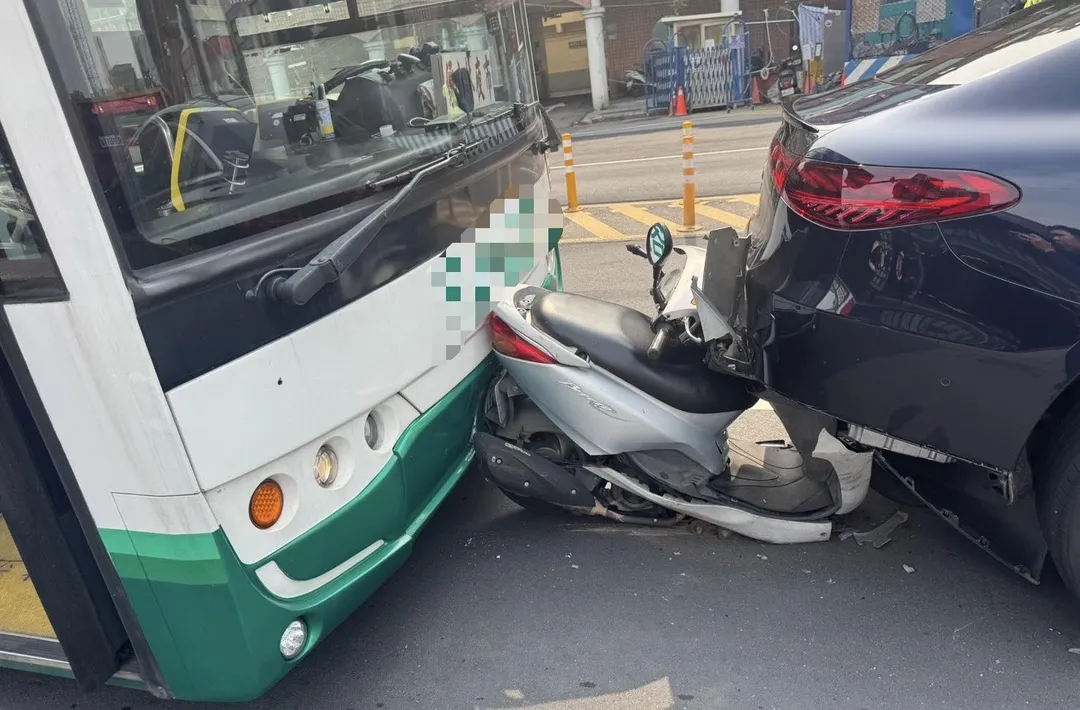 機車遭夾擊嚴重變形。（圖／翻攝畫面）
