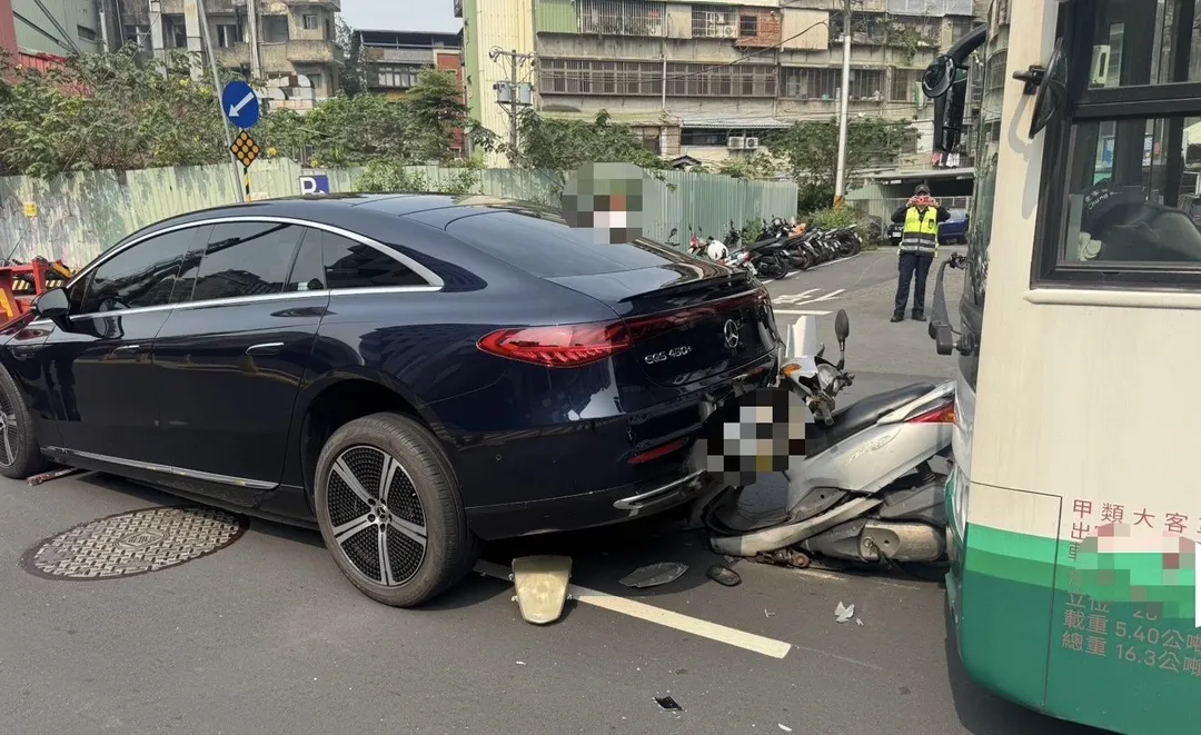 機車遭公車與賓士車夾擊。（圖／翻攝畫面）