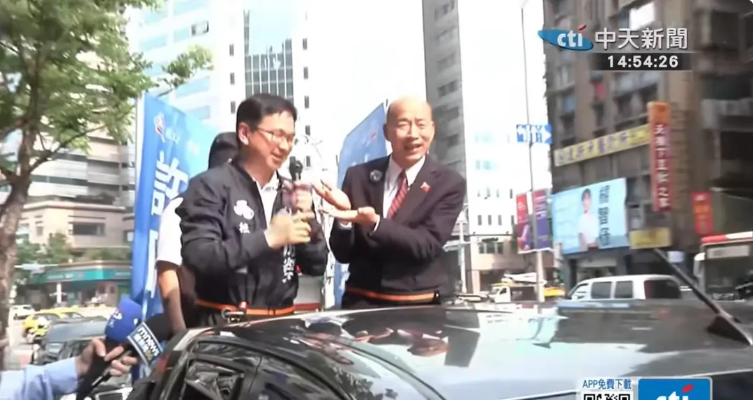 立法院長韓國瑜9日下午陪同子弟兵許原榮車掃。（圖／中天新聞）