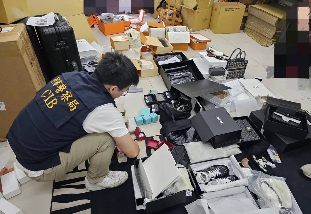警方查扣市值上千萬仿冒精品。（圖／翻攝畫面）